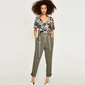 Baggy trousers with bow